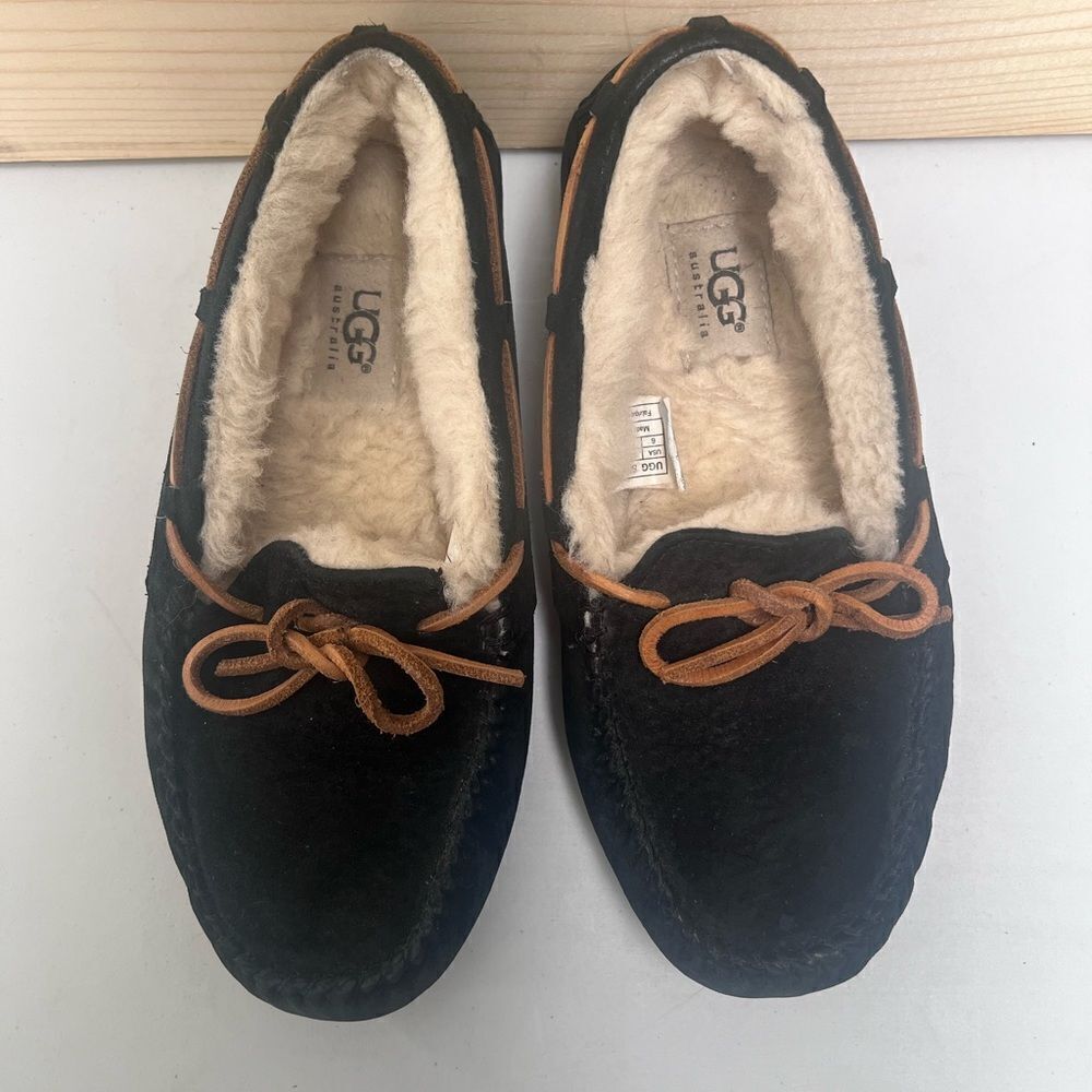 UGG Women's Dakota Slippers size 6
